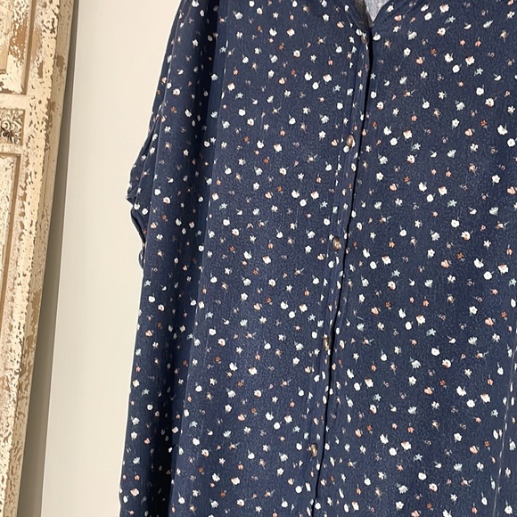 UNIVERSAL THREADS BLU FLOWER PRINT BUTTON UP SHORT SLEEVE TOP - Picture 3 of 6